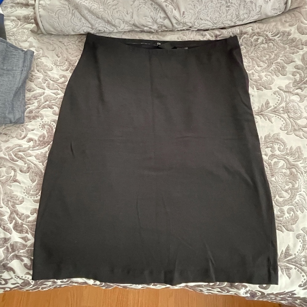 Super cute and comfortable black pencil skirt from H&M